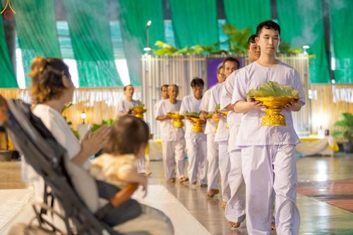 ภาพ No.242912:วันที่ 31 สิงหาคม พ.ศ. 2568 พิธีตัดปอยผมและปลงผม โครงการอุปสมบทหมู่บูชาธรรม ครบรอบ 108 ปี วันครูผู้ค้นพบวิชชาธรรมกาย ณ วัดพระธรรมกาย