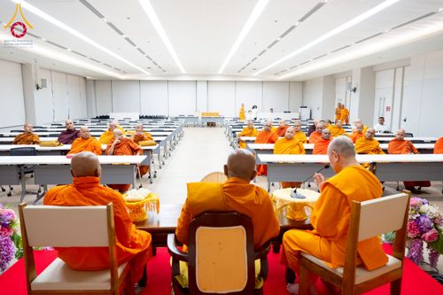 ภาพ No.222993:วันที่ 24 เมษายน พ.ศ. 2568 หลวงพ่อทัตตชีโวต้อนรับคณะสงฆ์ศรีลังกา ณ อาคาร 100 ปี คุณยายมหารัตนอุบาสิกาจันทร์ ขนนกยูง วัดพระธรรมกาย