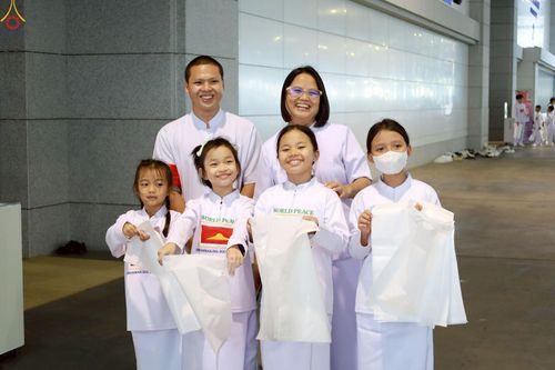 ภาพ No.228275:วันอาทิตย์ที่ 8 มิถุนายน พ.ศ. 2568 พิธีถวายทุนสนับสนุนพระไตรปิฎกฉบับธรรมชัย และอนุรักษ์คัมภีร์โบราณ ณ ห้องแก้วสารพัดนึก 2 วัดพระธรรมกาย