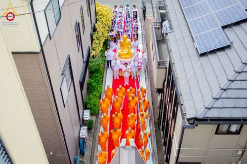 ภาพ No.221244:วันศุกร์ที่ 25 เมษายน พ.ศ. 2568 พิธีอัญเชิญรูปเหมือนพระมงคลเทพมุนี (สด จนฺทสโร) พระผู้ปราบมาร พิธีทอดผ้าป่าสามัคคี 25 ปี พิธีถวายสังฆทาน 15 วัด แด่เจ้าอาวาสภาคพื้นเอเชีย และแอฟริกา ในวาระครบ 25 ปี วัดพระธรรมกายโอซาก้า ประเทศญี่ปุ่น