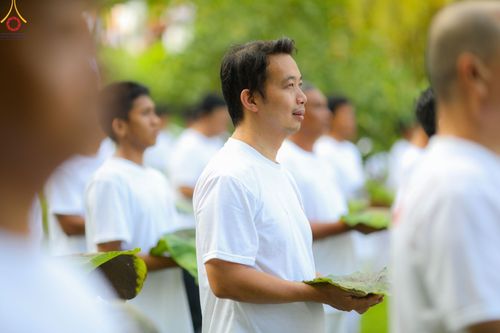 ภาพ No.102720:พิธีตัดปอยผม และปลงผมธรรมทายาท ชาวอินโดนีเซียกว่า 1,000 คน ณ มหาเจดีย์บุโรพุทโธ ประเทศอินโดนีเซีย อบรมระหว่างวันที่ 16-28 ธันวาคม พ.ศ. 2566