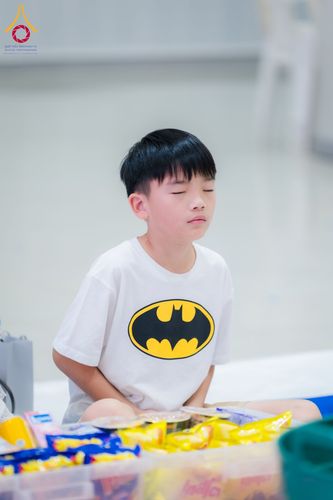 ภาพ No.60731:พิธีตักบาตรพระภิกษุสามเณร ธรรมทายาทระดับอุดมศึกษา วันเสาร์ที่ 20 เมษายน พ.ศ. 2567 ณ ห้องปฎิบัติธรรม ชั้นลอย มหารัตนวิหารคด 13 วัดพระธรรมกาย จ.ปทุมธานี