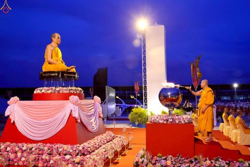 ภาพ No.253596:วันที่ 10 ตุลาคม พ.ศ. 2568 พิธีจุดประทีปบูชาพระผู้ปราบมาร, พิธีจุดประทีปบนพระมหาธรรมกายเจดีย์  20,000 ดวง เนื่องในวันคล้ายวันเกิดครบรอบ 141 ปี พระมงคลเทพมุนี (สด จนฺทสโร)