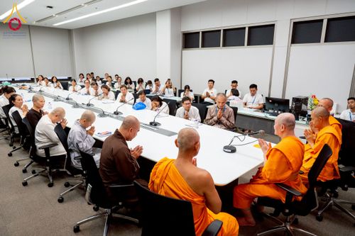 ภาพ No.222447:วันที่ 21 เมษายน พ.ศ. 2568 หลวงพ่อทัตตชีโวให้โอวาททีมงานอาสาสมัครเวียดนาม ณ อาคาร 100 ปี คุณยายมหารัตนอุบาสิกาจันทร์ ขนนกยูง วัดพระธรรมกาย