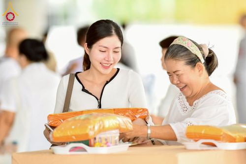 ภาพ No.226483:วันที่ 26 พฤษภาคม พ.ศ. 2568 พิธีบุพเปตพลี ครั้งที่ 164 ร่วมอุทิศบุญแด่หมู่ญาติที่ล่วงลับไปแล้ว และสืบทอดอายุพระพุทธศาสนา ณ หอฉันคุณยายอาจารย์ฯ วัดพระธรรมกาย