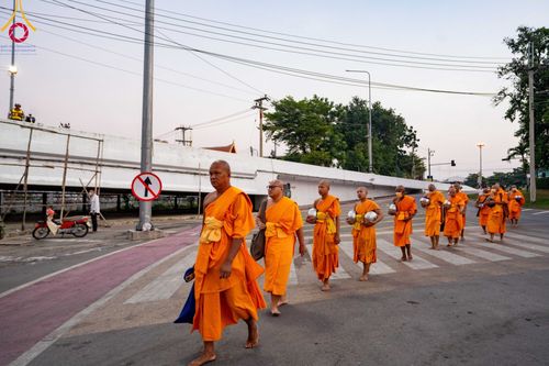 ภาพ No.101721:ตักบาตรพระ 10,000 รูป เติมบุญให้แผ่นดิน เนื่องในโอกาส 192 ปี จังหวัดกาญจนบุรี หนึ่งในโครงการตักบาตรพระ 2,000,000 รูป  77 จังหวัดทุกวัดทั่วไทย วันจันทร์ที่ 11 ธันวาคม พ.ศ. 2566 บริเวณถนนสองแคว (SKY WALK) เมืองกาญจนบุรี