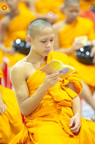 ภาพ No.221931:วันที่ 4 พฤษภาคม พ.ศ. 2568 พิธีตักบาตร เนื่องในวันอาทิตย์ต้นเดือน ณ บ้านแก้วเรือนทองคุณยายฯ วัดพระธรรมกาย