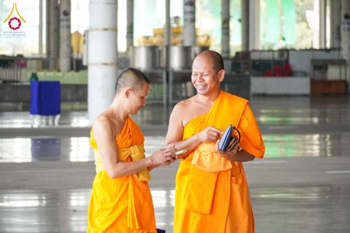 ภาพ No.208740:พระบาทสมเด็จพระเจ้าอยู่หัวทรงพระกรุณาโปรดเกล้าฯ พระราชทานภัตตาหารพระราชทาน แด่พระภิกษุ สามเณร ในการสอบบาลีสนามหลวง ณ วัดพระธรรมกาย วันที่ 22 กุมภาพันธ์ พ.ศ. 2568 ณ วัดพระธรรมกาย อำเภอคลองหลวง จังหวัดปทุมธานี