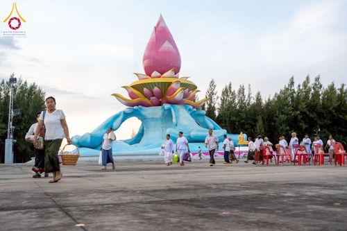 ภาพ No.250497:วันพุธที่ 8 ตุลาคม พ.ศ. 2568 พิธีตักบาตรเทโวโรหณะ ณ ลานธรรมปทุมรัตน์ธรรมเจดีย์ พุทธอุทยานนานาชาติ อ.โพนพิสัย จ.หนองคาย