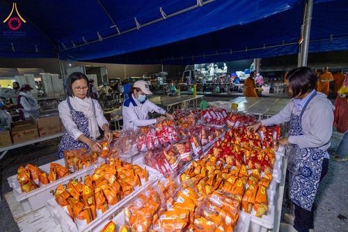 ภาพ No.199321:พิธีถวายภัตตาหารเป็นสังฆทาน แด่พระธรรมยาตรา ณ อนุสรณ์สถานบางปลา วัดบางปลา อำเภอบางเลน จังหวัดนครปฐม ในโครงการธรรมยาตรา กตัญญูบูชา มหาปูชนียาจารย์ พระมงคลเทพมุนี(สด จนฺทสโร) พระผู้ปราบมาร อนุสรณ์สถาน 7 แห่ง ปีที่ 13 วันที่ 22 มกราคม พ.ศ. 2568