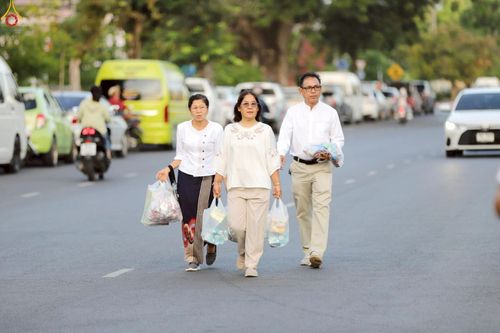 ภาพ No.235108:วันอาทิตย์ที่ 27 กรกฎาคม พ.ศ. 2568 พิธีตักบาตรพระ1,000 รูป ทำบุญเมืองพัทลุง ประธานสงฆ์ พระปริยัติวชิโรดม  เจ้าคณะจังหวัดพัทลุง ประธานฆราวาส นายรัฐศาสตร์ ชิดชู  ผู้ว่าราชการจังหวัดพัทลุง