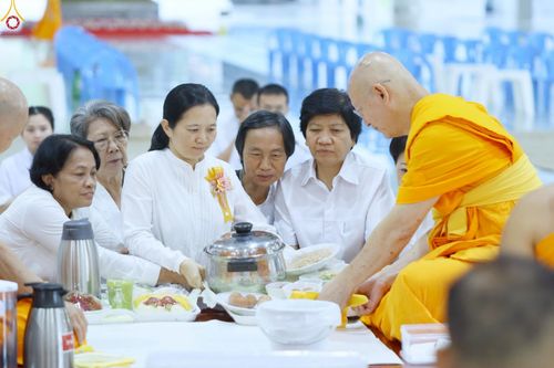 ภาพ No.234796:วันศุกร์ที่ 25 กรกฎาคม พ.ศ. 2568 (วันพระ แรม 15 ค่ำ เดือน 8) พิธีบุพเปตพลี ครั้งที่ 167 ร่วมอุทิศบุญแด่หมู่ญาติที่ล่วงลับไปแล้ว และสืบทอดอายุพระพุทธศาสนา ณ หอฉันคุณยายอาจารย์ฯ วัดพระธรรมกาย