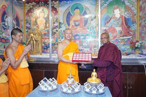 ภาพ No.80596:พิธีถวายพระบรมสารีริกธาตุแด่พระเดชพระคุณหลวงพ่อดร. ไมตรี ศากยะ เจ้าอาวาสวัดอานันทกุฏิ เพื่อประดิษฐานในเจดีย์สภาสงฆ์นิกายเถรวาท มหายานและวัชรยานแห่งเนปาล (Dharmodaya Sabha) ณ ลุมพินี ประเทศเนปาล  วันที่ 1 พฤษภาคม พ. ศ. 2566