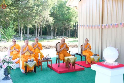 ภาพ No.142878:พิธีเจริญพระพุทธมนต์ โปรยรัตนชาติ เพื่อความเป็นสิริมงคล  ณ พื้นที่ก่อสร้างอาคารปฏิบัติธรรม “แก้วธรรมชัยรัตนอนันต์”  วัดพระธรรมกายเทนเนสซี ประเทศสหรัฐอเมริกา วันอังคารที่ 2 กรกฎาคม พ.ศ. 2567