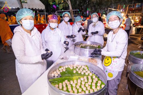 ภาพ No.194859:พิธีถวายภัตตาหารเป็นสังฆทาน แด่พระธรรมยาตรา ณ อนุสรณ์สถานมหาวิหารพระมงคลเทพมุนี (โลตัสแลนด์) อ.สองพี่น้อง จ.สุพรรณบุรี ในโครงการธรรมยาตรา กตัญญูบูชา มหาปูชนียาจารย์ พระมงคลเทพมุนี(สด จนฺทสโร) พระผู้ปราบมาร แห่ง ปีที่ 13 วันที่ 14 มกราคม พ.ศ.2568