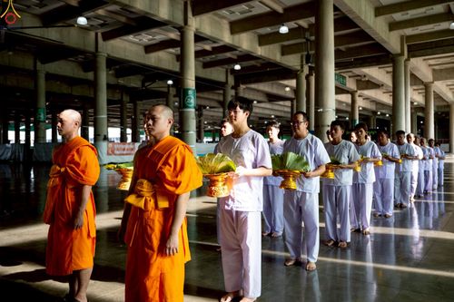 ภาพ No.248555:วันที่ 28 กันยายน พ.ศ. 2568 พิธีตัดปอยผม และปลงผม โครงการอุปสมบทบูชาธรรม 141 ปี พระมงคลเทพมุนี ณ วิหารคด วัดพระธรรมกาย