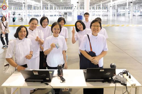 ภาพ No.212560:วันพฤหัสบดีที่ 20 มีนาคม พ.ศ. 2568 การประชุม 3 อาศรม วัดพระธรรมกาย เพื่องาน 22 เมษายน วันคุ้มครองโลก ถวายมหาสังฆทาน 40,000 กว่าวัดทั่วประเทศ