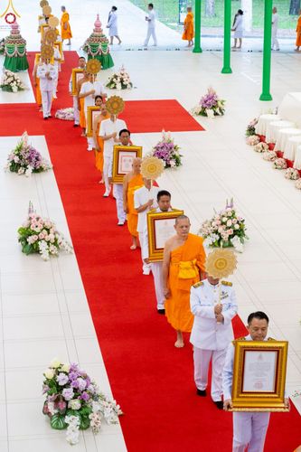 ภาพ No.230892:วันอังคารที่ 1 กรกฎาคม พ.ศ. 2568 ผู้ว่าราชการจังหวัดปทุมธานี เป็นประธานพิธีต้อนรับ สัญญาบัตร พัดยศ พระครูสัญญาบัตรสายต่างประเทศ วัดพระธรรมกาย ประจำปี พ.ศ. 2568 จำนวน 19 รูป