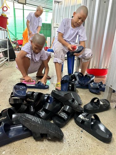 ภาพ No.133398:พิธีขอขมารับผ้าไตร, พิธีบรรพชาสามเณร, สามเณรออกบิณฑบาต ในโครงการบรรพชาสามเณร ฟื้นฟูพระพุทธศาสนาทั่วไทย  ณ ศูนย์ปฏิบัติธรรม และอบรมเยาวชนเมืองยะลา วันที่ 3 เมษายน พ.ศ. 2567