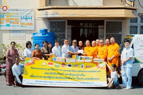 ภาพ No.220260:วันที่ 17 เมษายน พ.ศ. 2568 ผู้แทนวัดพระธรรมกาย ลงพื้นที่เยียวยา ซับน้ำตาเหยื่อแผ่นดินไหวมัณฑะเลย์