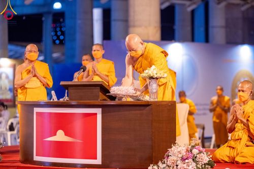 ภาพ No.105169:พิธีฉลองชัยสวดมนต์บทธรรมจักร 6,000,000,000 จบ และสวดมนต์ข้ามปี ณ มหารัตนวิหารคด วัดพระธรรมกาย ในวันที่ 31 ธันวาคม พ.ศ. 2566