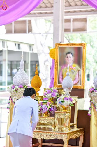 ภาพ No.138917:กิจกรรมเฉลิมพระเกียรติ สมเด็จพระนางเจ้าฯ พระบรมราชินี เนื่องในโอกาสวันเฉลิมพระชนมพรรษา พิธีเจริญพระพุทธมนต์ , ทำบุญตักบาตรพระสงฆ์ ถวายพระราชกุศล , พิธีถวายเครื่องราชสักการะ , และพิธีจุดเทียนถวายพระพรชัยมงคล วันที่ 3 มิถุนายน พ.ศ. 2567 ณ อาคารโถงช้าง วัดพ
