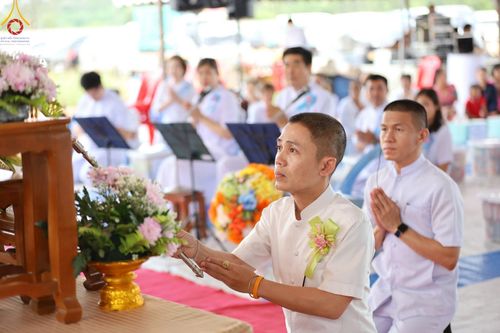 ภาพ No.91354:พิธีทอดผ้าป่ายกยอดดอกบัวสิริปทุมทิพย์  ประดิษฐาน ณ ปทุมเจดีย์  (เจดีย์พระพุทธเจ้า ๕ พระองค์) ณ ศูนย์อบรมเยาวชนจังหวัดปัตตานี 22 ตุลาคม พ.ศ.2566