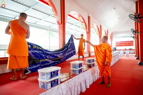 ภาพ No.234336:วันพฤหัสบดีที่ 24 กรกฎาคม พ.ศ. 2568 พิธีถวายสังฆทานแก่คณะสงฆ์ 323 วัด , พิธีมอบกองทุนหนุนแรงใจช่วยครูใต้ , พิธีทำบุญส่วนกุศลแด่ผู้วายชนม์ ในเหตุการณ์ความไม่สงบ 4 จังหวัด ชายแดนภาคใต้ (ปัตตานี , ยะลา , นราธิวาส , สงขลา) ปีที่ 21 ครั้งที่ 179 ณ วัดเวฬุวัน 