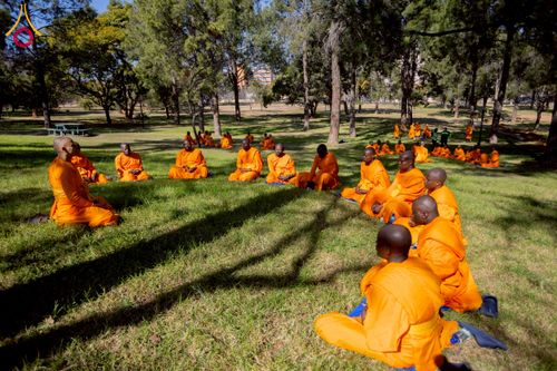 ภาพ No.232954:วันอาทิตย์ 29 มิถุนายน พ.ศ. 2568 กิจกรรมอบรมธรรมทายาทแอฟริกาใต้  ปฏิบัติธรรมสร้างสันติสุขภายใน แสงแห่งพุทธธรรมสู่แผ่นดินแอฟริกาใต้ ณ บริเวณหน้าวัดพระธรรมกายโจฮันเนสเบิร์ก