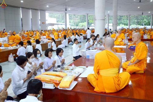 ภาพ No.240033:วันเสาร์ที่ 23 สิงหาคม พ.ศ. 2568 (วันพระ แรม 14 ค่ำ เดือน 9) พิธีบุพเปตพลี ครั้งที่ 169 ร่วมอุทิศบุญแด่หมู่ญาติที่ล่วงลับไปแล้ว และสืบทอดอายุพระพุทธศาสนา ณ หอฉันคุณยายอาจารย์ฯ วัดพระธรรมกาย