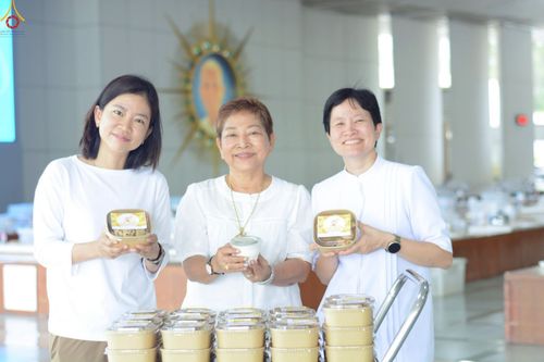 ภาพ No.246958:วันที่ 20 กันยายน พ.ศ. 2568 พิธีถวายเมนูสวรรค์เพื่อการบรรลุธรรม ณ หอฉันคุณยายอาจารย์ฯ วัดพระธรรมกาย