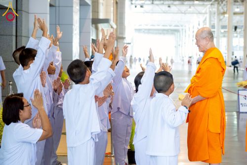 ภาพ No.232107:วันอาทิตย์ที่ 6 กรกฏาคม พ.ศ. 2568 พิธีมอบโล่เกียรติคุณ สวดธัมมจักกัปปวัตตนสูตร และรางวัลโครงการผู้นำแสงสว่างออนไลน์ ณ ห้องแก้วสารพัดนึก1 สภาธรรมกายสากล วัดพระธรรมกาย