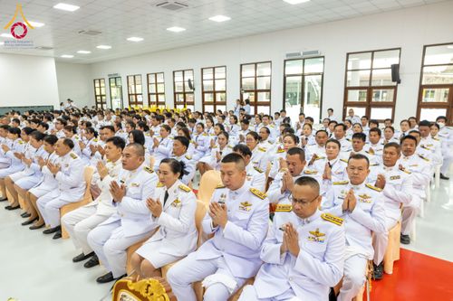 ภาพ No.179553:พิธีเจริญพระพุทธมนต์ พิธีทำบุญตักบาตรถวายพระราชกุศล และพิธีวางพานพุ่มดอกไม้ถวายราชสักการะ  แด่พระบาทสมเด็จพระบรมชนกาธิเบศร มหาภูมิพลอดุลยเดชมหาราช บรมนาถบพิตร เนื่องในวันคล้ายวันพระบรมราชสมภพ วันชาติ และวันพ่อแห่งชาติ วันพฤหัสบดีที่ 5 ธันวาคม พ.ศ. 2567 ณ