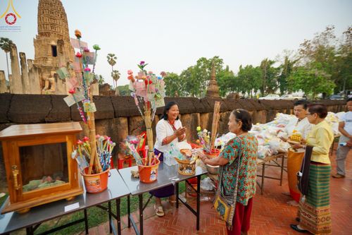 ภาพ No.58647:พิธีตักบาตรพระ ๑,๐๐๐ รูป สมโภชครบรอบ ๘๐๐ ปี พระบรมธาตุเมืองเชลียง ณ วัดพระศรีรัตนมหาธาตุ ราชวรวิหาร  (วัดพระปรางค์) ต.ศรีสัชนาลัย  อ.ศรีสัชนาลัย จ.สุโขทัย วันพฤหัสบดีที่ ๒๕ เมษายน พ.ศ. ๒๕๖๗