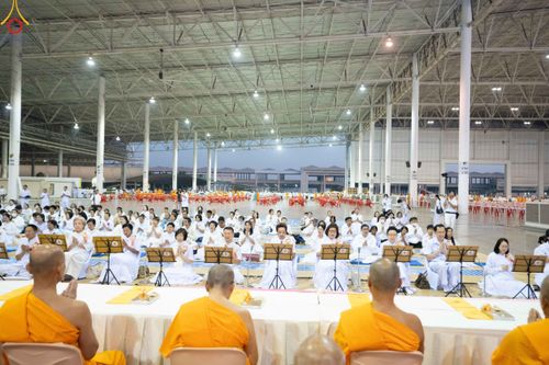 ภาพ No.188125:พิธีถวายภัตตาหารเป็นสังฆทาน แด่พระธรรมยาตรา ในโครงการธรรมยาตรา กตัญญูบูชา มหาปูชนียาจารย์ พระมงคลเทพมุนี(สด จนฺทสโร) พระผู้ปราบมาร อนุสรณ์สถาน 7 แห่ง ปีที่ 13 ณ สภาธรรมกายสากล วัดพระธรรมกาย วันที่ 2 มกราคม พ.ศ. 2568