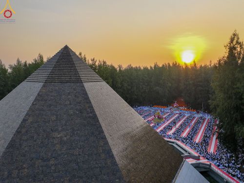 ภาพ No.107331:พิธีตักบาตรพระธรรมยาตราฯ ในโครงการธรรมยาตรากตัญญูบูชา มหาปูชนียาจารย์ พระมงคลเทพมุนี(สด จนฺทสโร) พระผู้ปราบมาร ปีที่ 12 ณ อนุสรณ์สถานมหาวิหารพระมงคลเทพมุนี อ.สองพี่น้อง จ.สุพรรณบุรี วันที่ 7 มกราคม พ.ศ. 2567