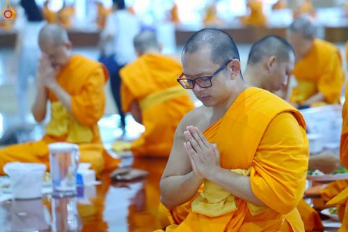 ภาพ No.233725:วันเสาร์ที่ 19 กรกฎาคม พ.ศ.2568 วันมหารำลึก ครั้งที่ 35 พิธีรำลึกถึงนักสร้างบารมี , พิธีสวดพระพุทธมนต์ , พิธีทอดผ้าบังสกุลและถวายไทยธรรม วัดพระธรรมกาย