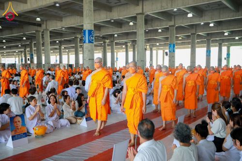 ภาพ No.62514:พิธีถวายบาตรเเละไทยธรรม ในโครงการอุปสมบทหมู่ บูชาธรรมหลวงพ่อธัมมชโย พ.ศ.2567 ณ ลานธรรม พระมหาธรรมกายเจดีย์ วันที่ 13 เมษายน พ.ศ.2567