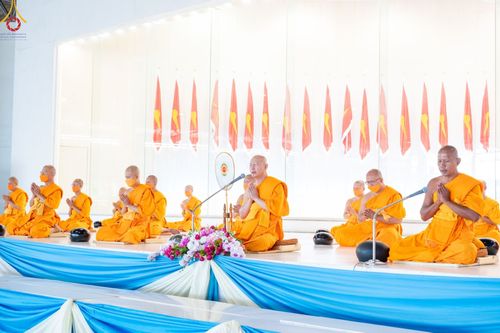 ภาพ No.86794:พิธีตักบาตร , พิธีบูชาข้าวพระ , พิธีจุดเทียนใจ ไฟนิรันดร์ อนันตชัย ในวันอาทิตย์ต้นเดือน 3 กันยายน พ.ศ. 2566 ณ วัดพระธรรมกาย