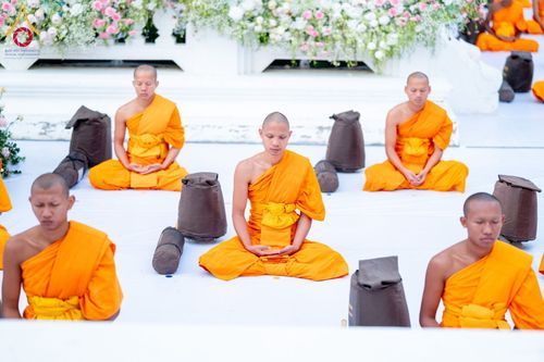 ภาพ No.197016:พระธรรมยาตราปฏิบัติธรรม และถ่ายภาพหมู่ประวัติศาสตร์ ณ วัดโบสถ์(บน) ตำบลบางคูเวียง อำเภอบางกรวย จังหวัดนนทบุรี ในโครงการธรรมยาตรา กตัญญูบูชา มหาปูชนียาจารย์ พระมงคลเทพมุนี(สด จนฺทสโร) พระผู้ปราบมาร อนุสรณ์สถาน 7 แห่ง ปีที่ 13 วันที่ 18 มกราคม พ.ศ. 2568