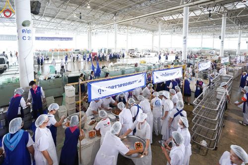 ภาพ No.60169:คณะสงฆ์ 10,000 กว่าวัดฉันภัตตาหารเพล ในวันคุ้มครองโลก วันจันทร์ที่ 22 เมษายน พ.ศ. 2567 ณ สภาธรรมกายสากล วัดพระธรรมกาย