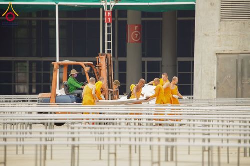 ภาพ No.217580:วันที่ 2-14 เมษายน พ.ศ. 2568 เจ้าหน้าที่เตรียมงานวันคุ้มครองโลก ชุดที่ 1 วัดพระธรรมกาย จ.ปทุมธานี