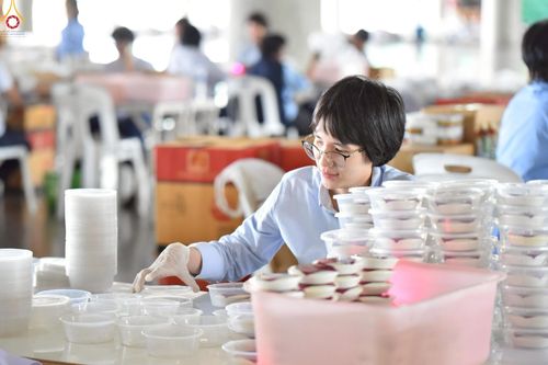 ภาพ No.239938:วันที่ 20-23 สิงหาคม พ.ศ. 2568 การเตรียมงานวันธรรมชัย ใส่ถ่านประทีป LED ที่วิหารคด 7 และ 25 วัดพระธรรมกาย