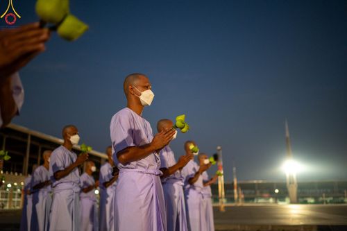 ภาพ No.101378:พิธีเวียนประทักษิณ, พิธีวันทาเจดีย์, พิธีขอขมาและมอบผ้าไตร ในโครงการอุปสมบทหมู่ รุ่นบูชาธรรมมหาปูชนียาจารย์ ณ วัดพระธรรมกาย ในวันที่ 9 ธันวาคม พ.ศ. 2566