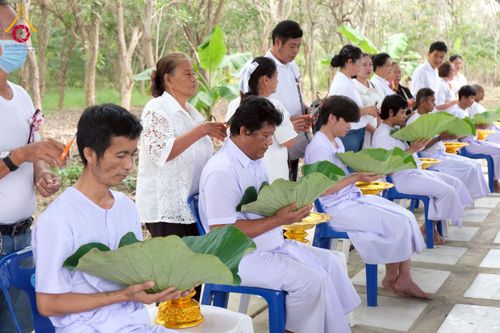 ภาพ No.277884:พิธีตัดปอยผมและปลงผมนาคธรรมทายาท พิธีขอขมาผู้ปกครอง ณ ศูนย์อบรมเยาวชนนครปฐม จ.นครปฐม และพิธีมอบบาตร ผ้าไตร นาคธรรมทายาท พิธีบรรพชา อุปสมบทหมู่ ณ วัดลาดหญ้าไทร จ.นครปฐม