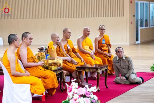 ภาพ No.208916:พระบาทสมเด็จพระเจ้าอยู่หัว ทรงมีพระราชศรัทธาทรงพระกรุณาโปรดเกล้าฯ ให้บำเพ็ญพระราชกุศลถวายภัตตาหารพระราชทาน การสอบบาลีสนามหลวง ณ วัดพระธรรมกาย ย อ.คลองหลวง จ.ปทุมธานี วันที่ 23-24 กุมภาพันธ์ พ.ศ. 2568