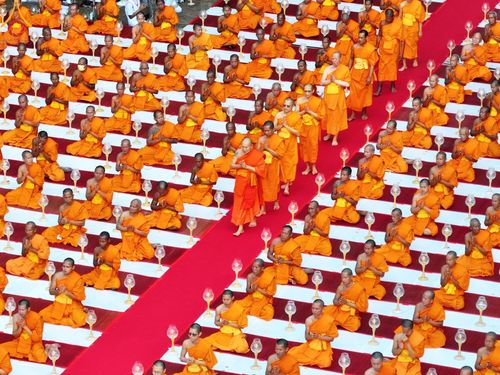 ภาพ No.190063:พิธีจุดประทีปถวายเป็นพุทธบูชา และบูชาธรรมมหาปูชนียาจารย์ ณ อนุสรณ์สถานมหาวิหารพระมงคลเทพมุนี (โลตัสแลนด์) อ.สองพี่น้อง จ.สุพรรณบุรี ในโครงการธรรมยาตรา กตัญญูบูชา มหาปูชนียาจารย์ พระมงคลเทพมุนี(สด จนฺทสโร) พระผู้ปราบมาร อนุสรณ์สถาน 7 แห่ง ปีที่ 13