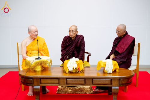 ภาพ No.222614:วันที่ 23 เมษายน พ.ศ. 2568 หลวงพ่อทัตตชีโวต้อนรับคณะสงฆ์เมียนมาร์ ณ อาคาร 100 ปี คุณยายมหารัตนอุบาสิกาจันทร์ ขนนกยูง วัดพระธรรมกาย