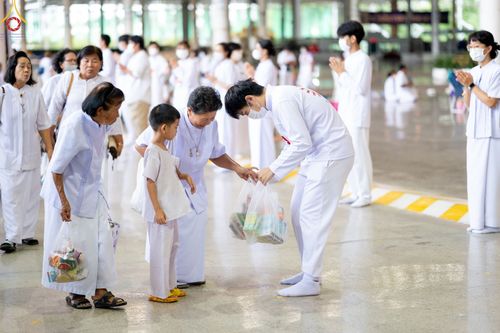 ภาพ No.89404:พิธีตักบาตร ข้าวสารอาหารแห้ง พิธีบูชาข้าวพระ และพิธีจุดเทียนใจ ไฟนิรันดร์  อนันตชัย ณ สภาธรรมกายสากล วัดพระธรรมกาย วันอาทิตย์ที่ 1 ตุลาคม พ.ศ. 2566
