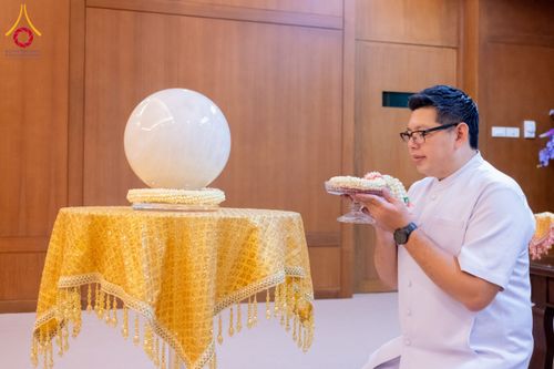 ภาพ No.135425:พิธีเจริญพระพุทธมนต์สมโภช แก้วบรมจักรพรรดิรัตนอนันต์ สถาปนาอาคารปฏิบัติธรรม แก้วธรรมชัยรัตนอนันต์ บูชาธรรมเนื่องในโอกาสอายุวัฒนมงคล 80 ปี หลวงพ่อธัมมชโย (22 เมษายน พ.ศ. 2567) วันพุธที่ 3 เมษายน พ.ศ. 2567 ณ วัดพระธรรมกายเทนเนสซี ประเทศสหรัฐอเมริกา